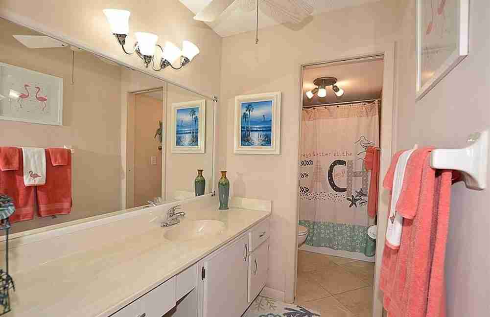 atlantis a main bedroom bathroom