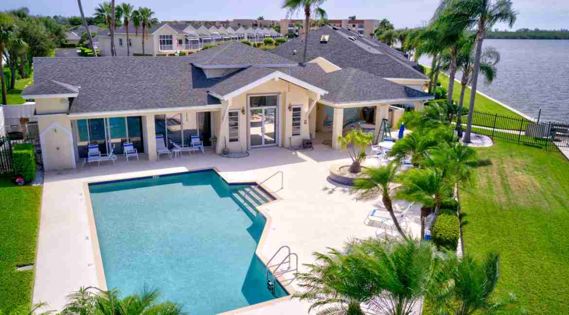 Moon_River_clubhouse