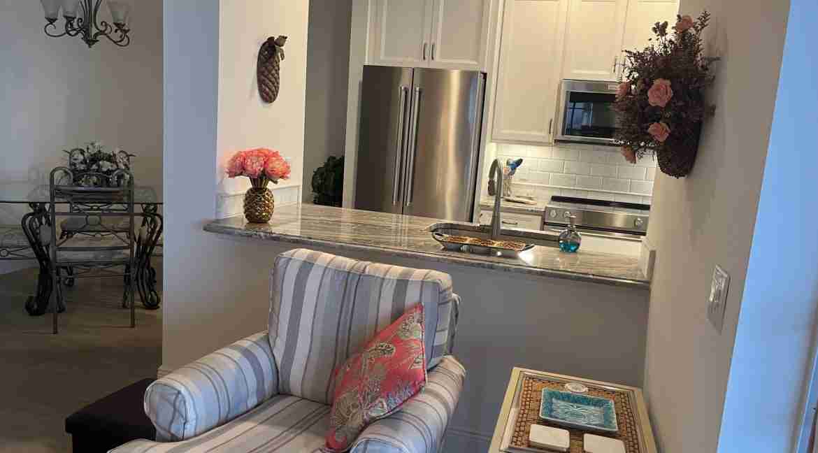BV2402__Lrm_looking_into_kitchen_across_bbar